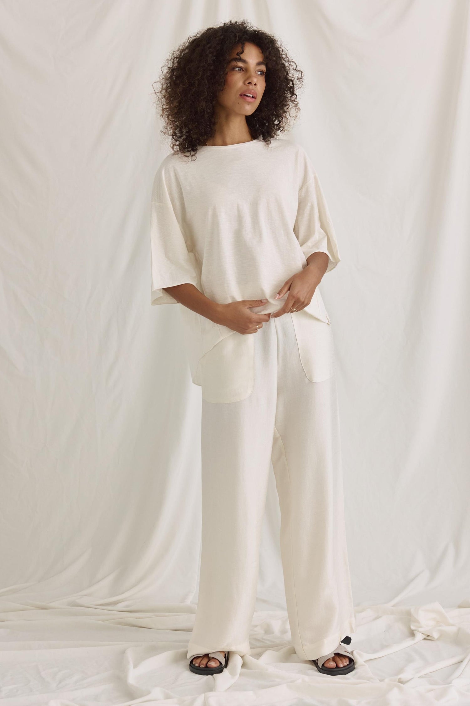 Material-Mix T-Shirt Mit Rundhals Und Überschnittener Schulter