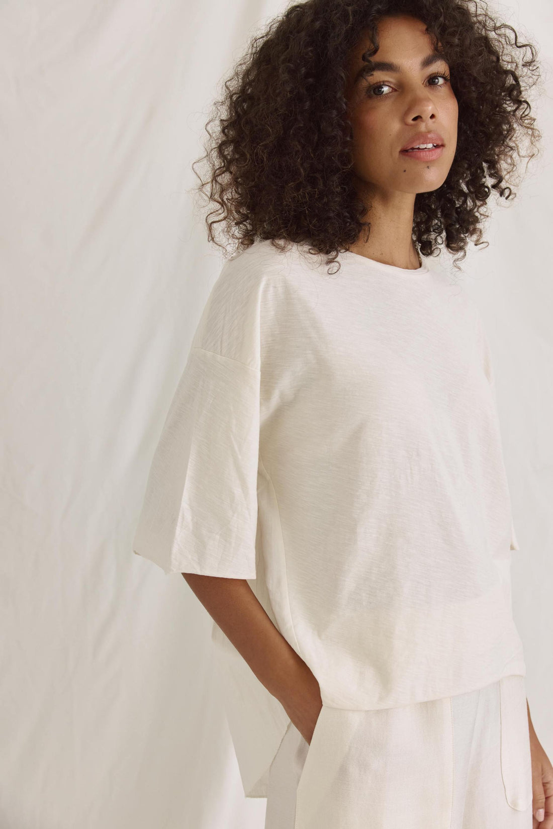 Material-Mix T-Shirt Mit Rundhals Und Überschnittener Schulter