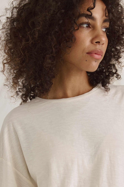 Material-Mix T-Shirt Mit Rundhals Und Überschnittener Schulter