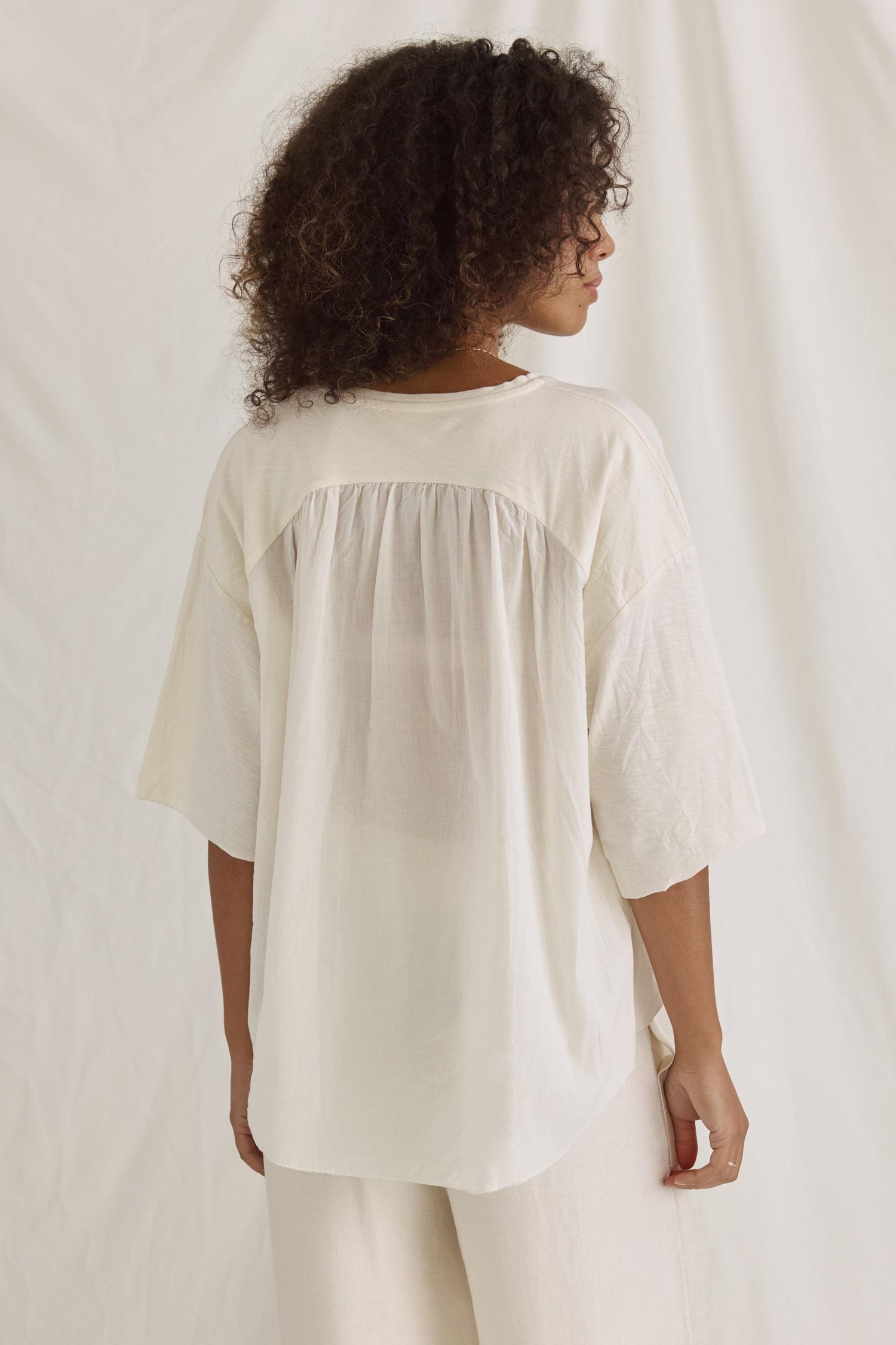 Material-Mix T-Shirt Mit Rundhals Und Überschnittener Schulter