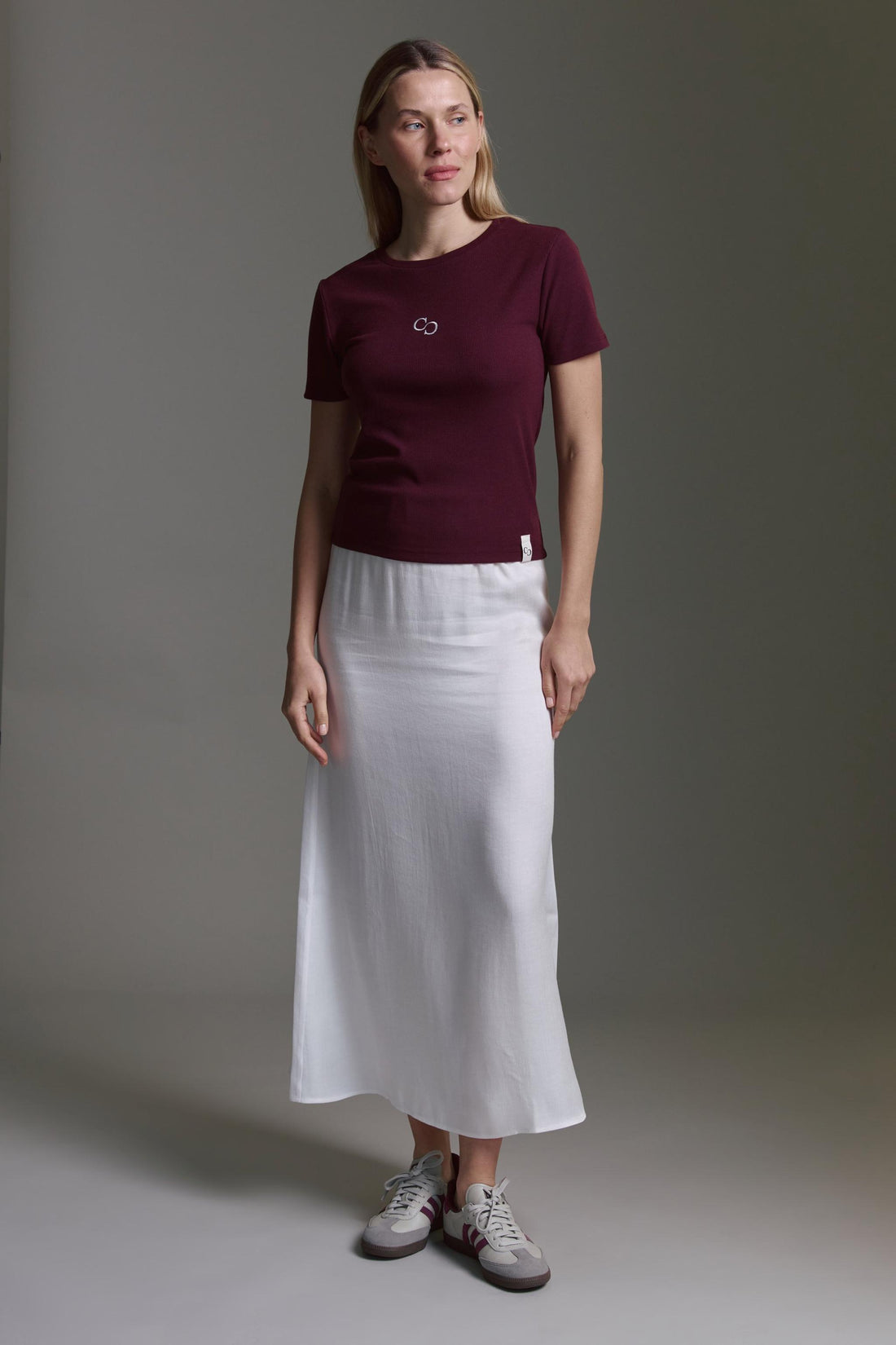 Geripptes Basic T-Shirt Mit Rundhals Und Logostick