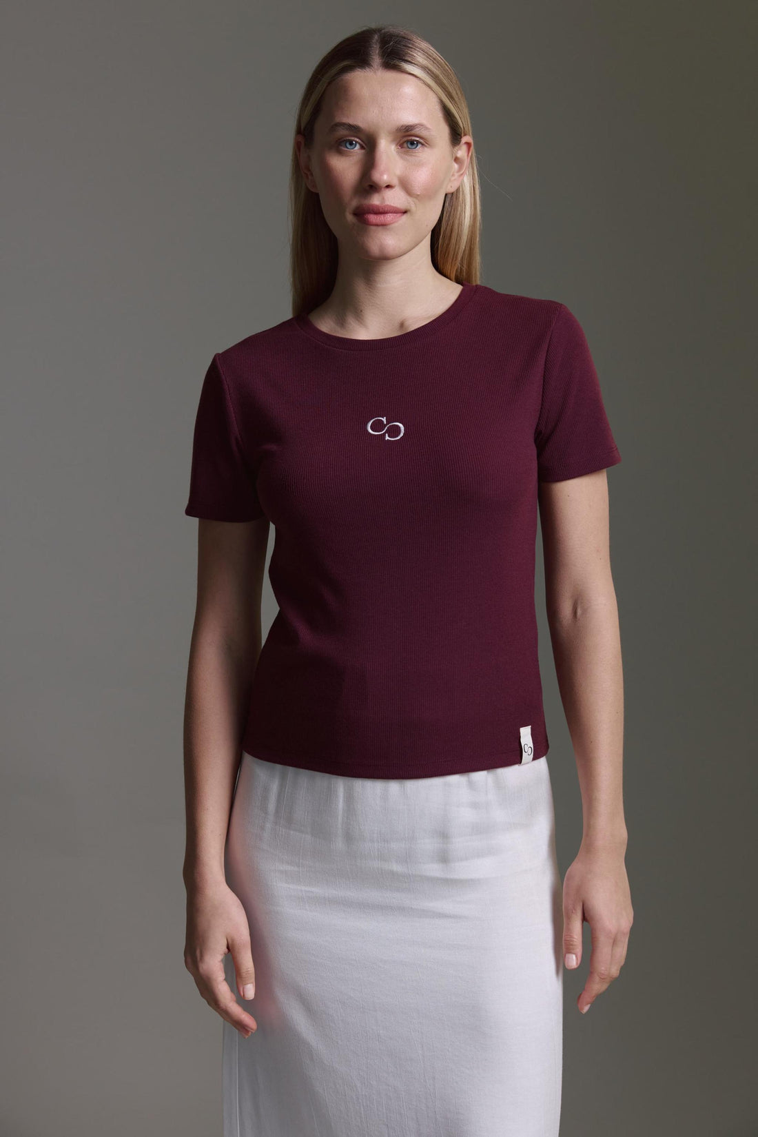 Geripptes Basic T-Shirt Mit Rundhals Und Logostick