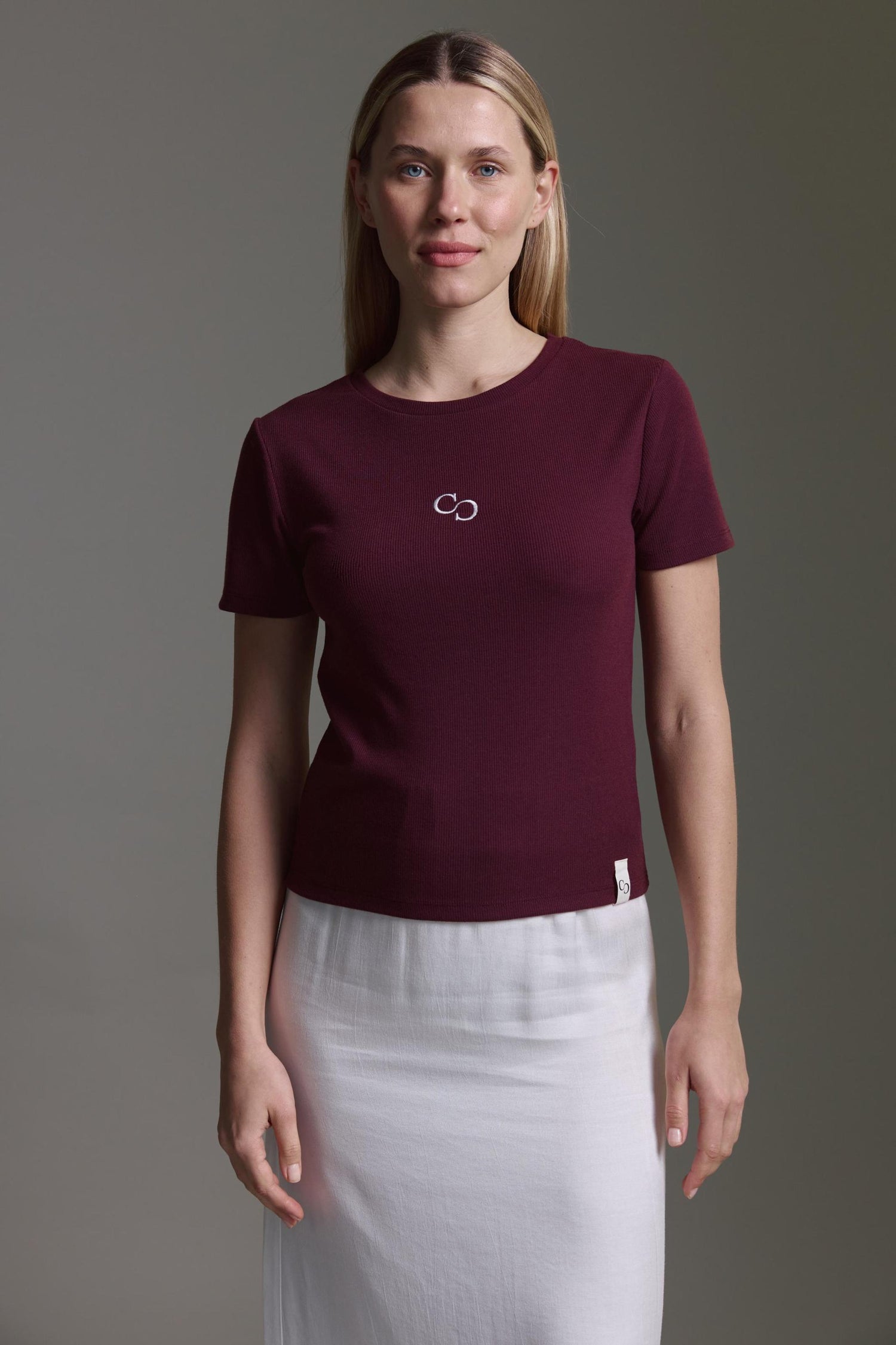 Geripptes Basic T-Shirt Mit Rundhals Und Logostick
