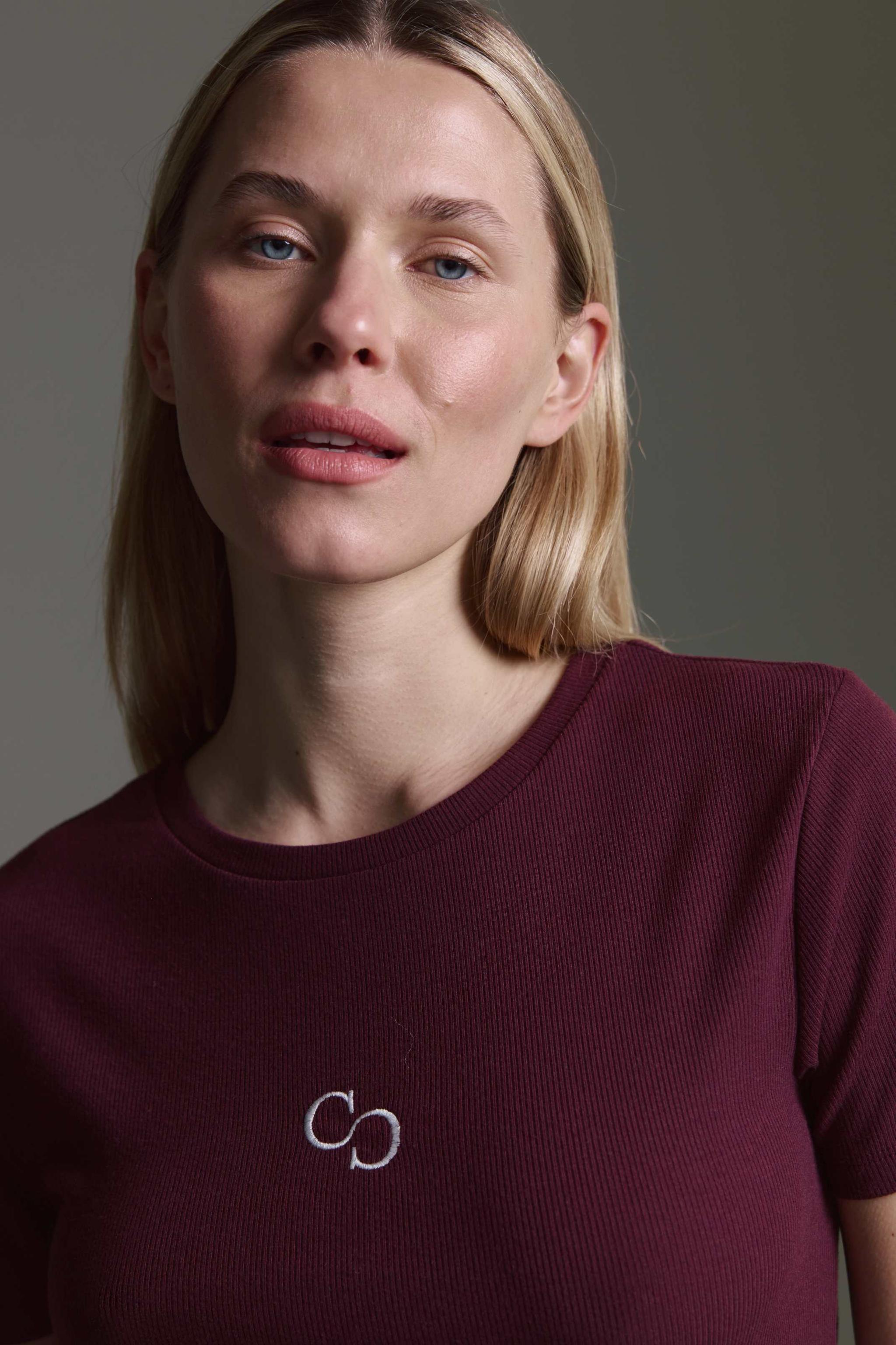 Geripptes Basic T-Shirt Mit Rundhals Und Logostick