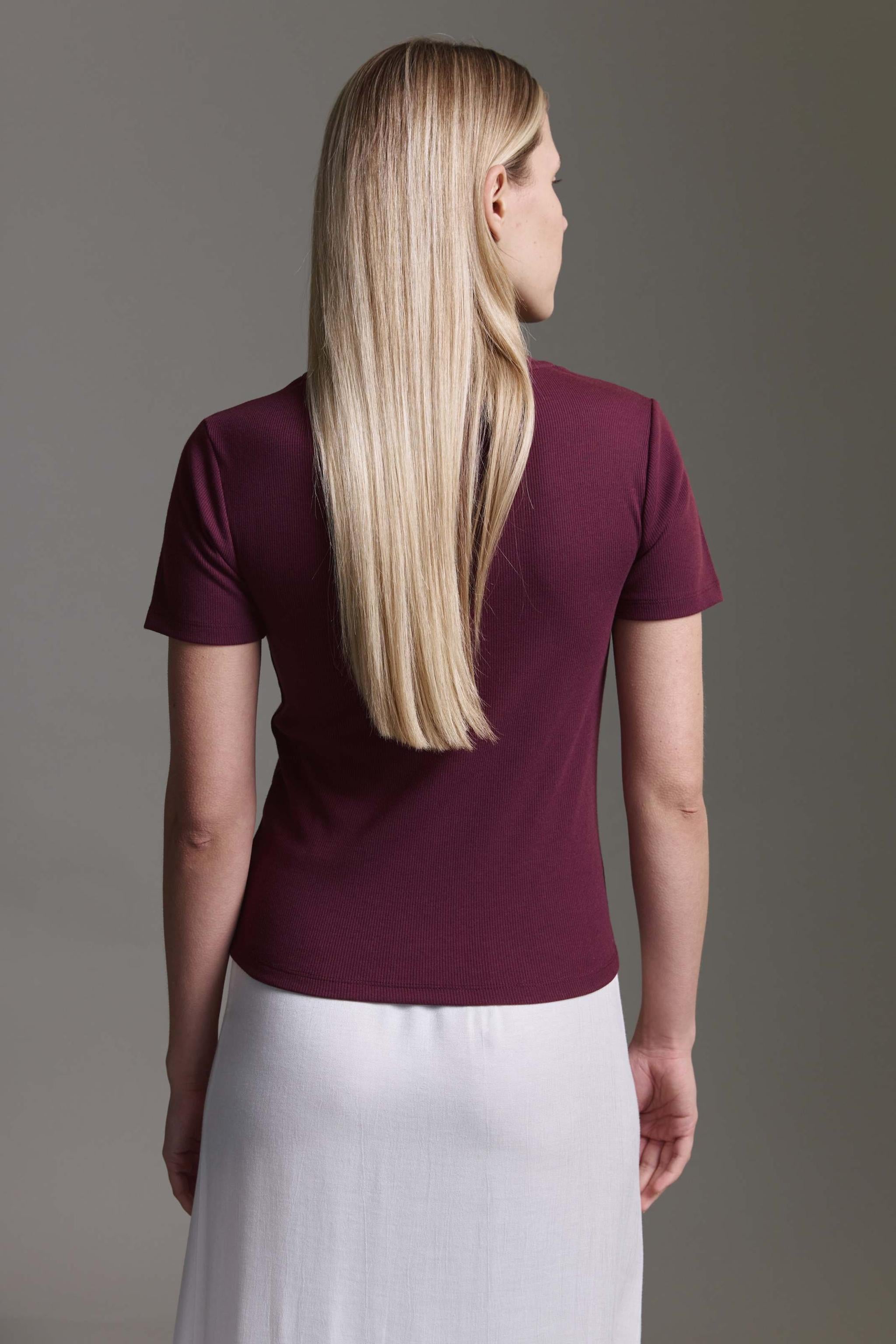 Geripptes Basic T-Shirt Mit Rundhals Und Logostick