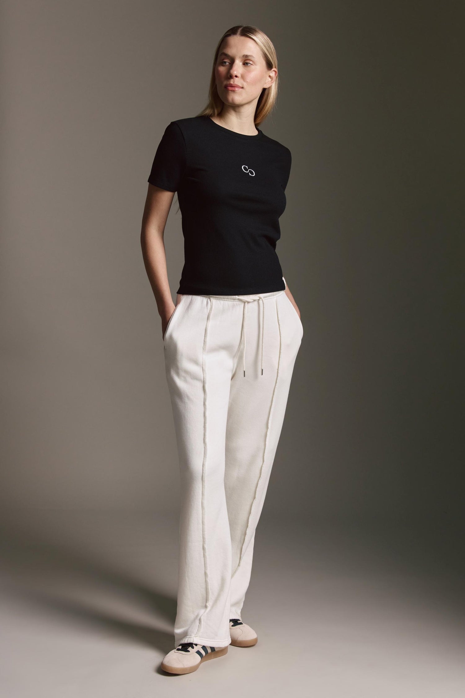 Geripptes Basic T-Shirt Mit Rundhals Und Logostick