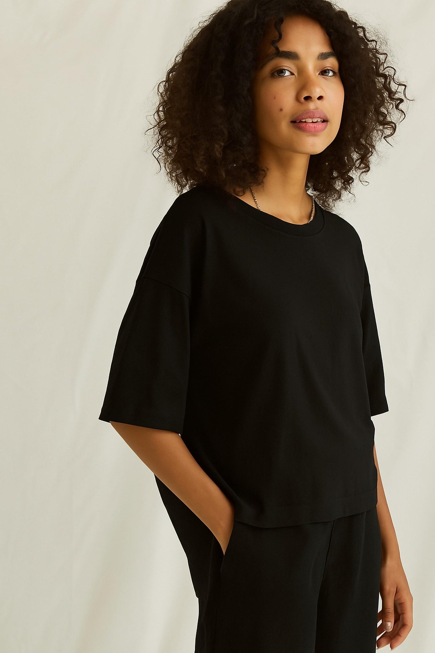 Material-Mix T-Shirt Mit Rundhals Und Überschnittener Schulter