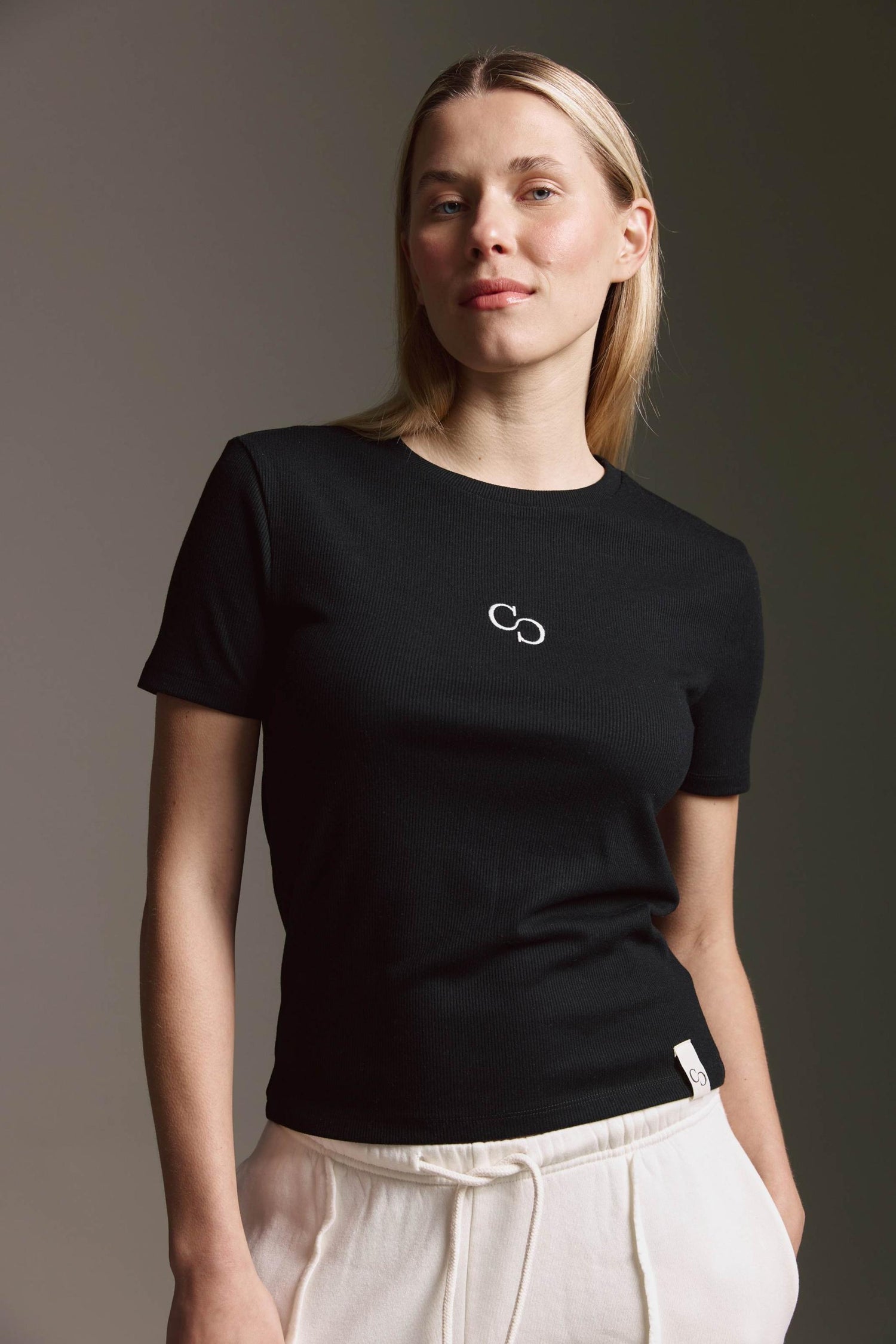 Geripptes Basic T-Shirt Mit Rundhals Und Logostick