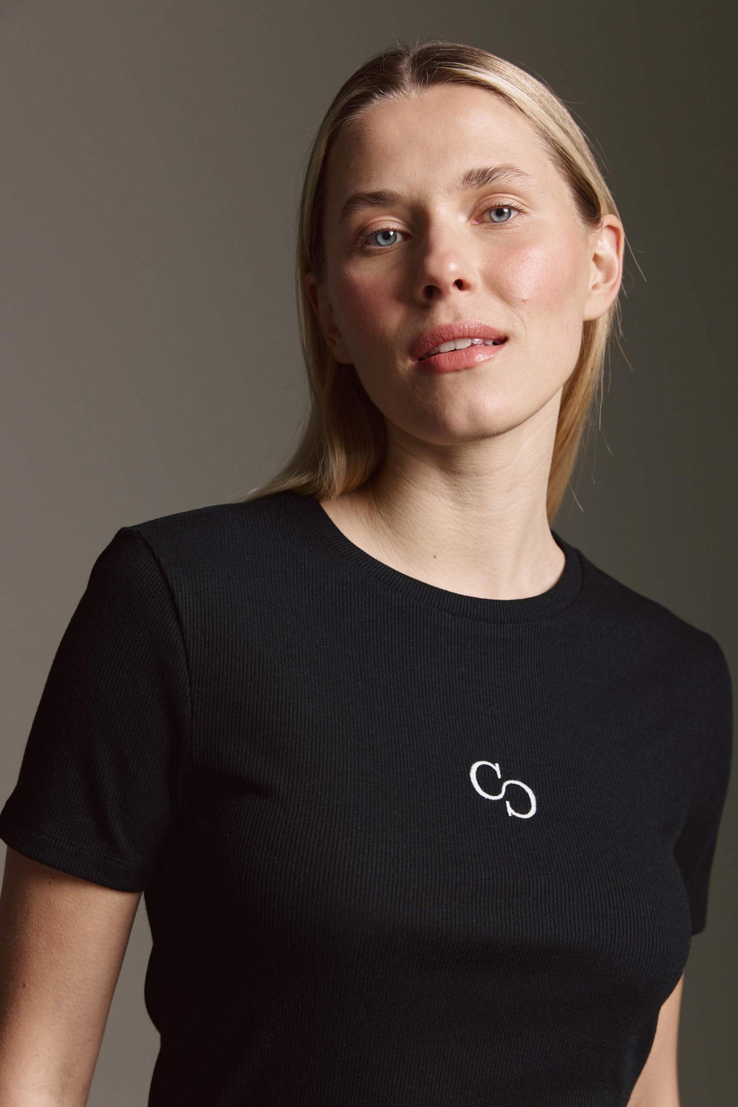 Geripptes Basic T-Shirt Mit Rundhals Und Logostick