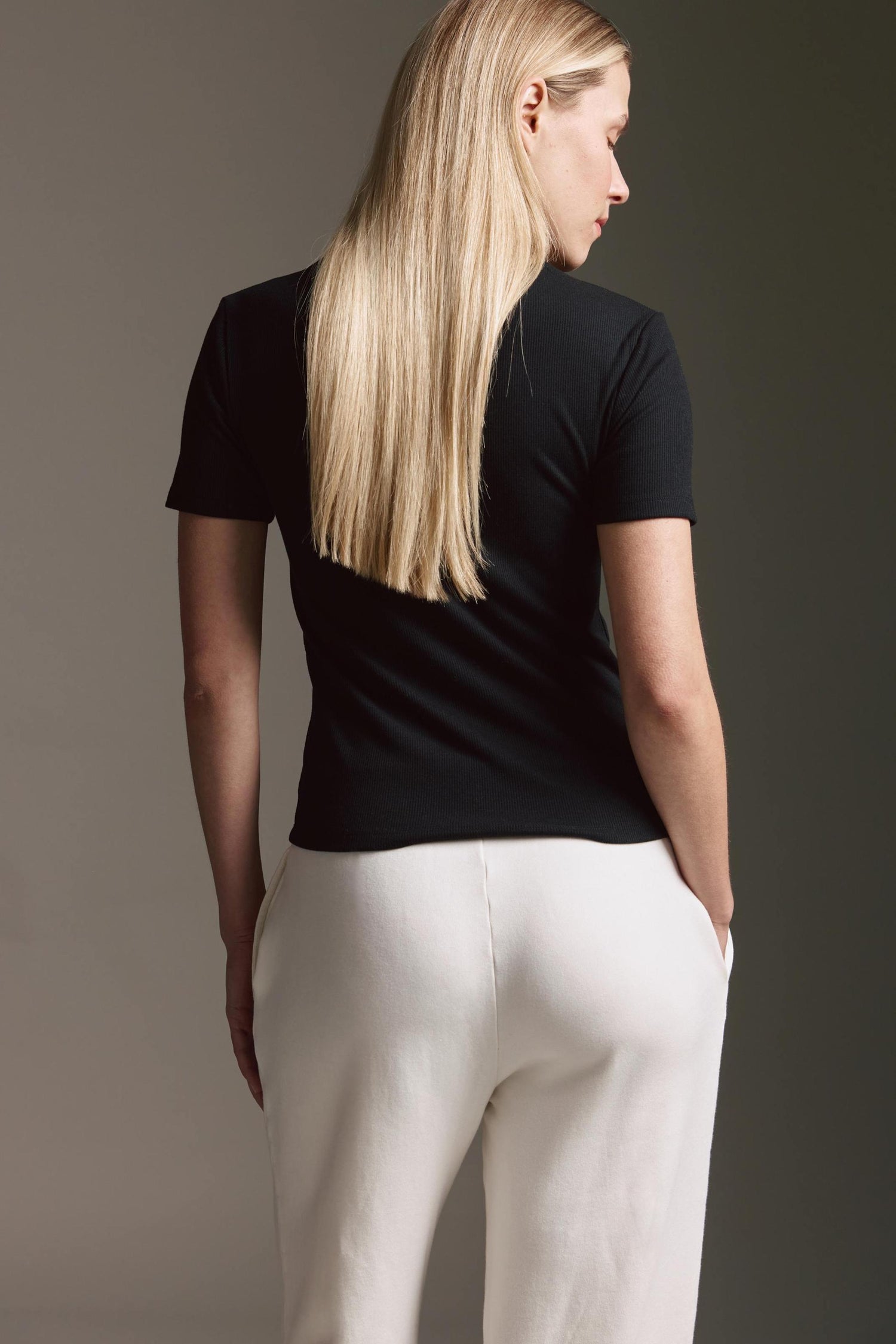 Geripptes Basic T-Shirt Mit Rundhals Und Logostick