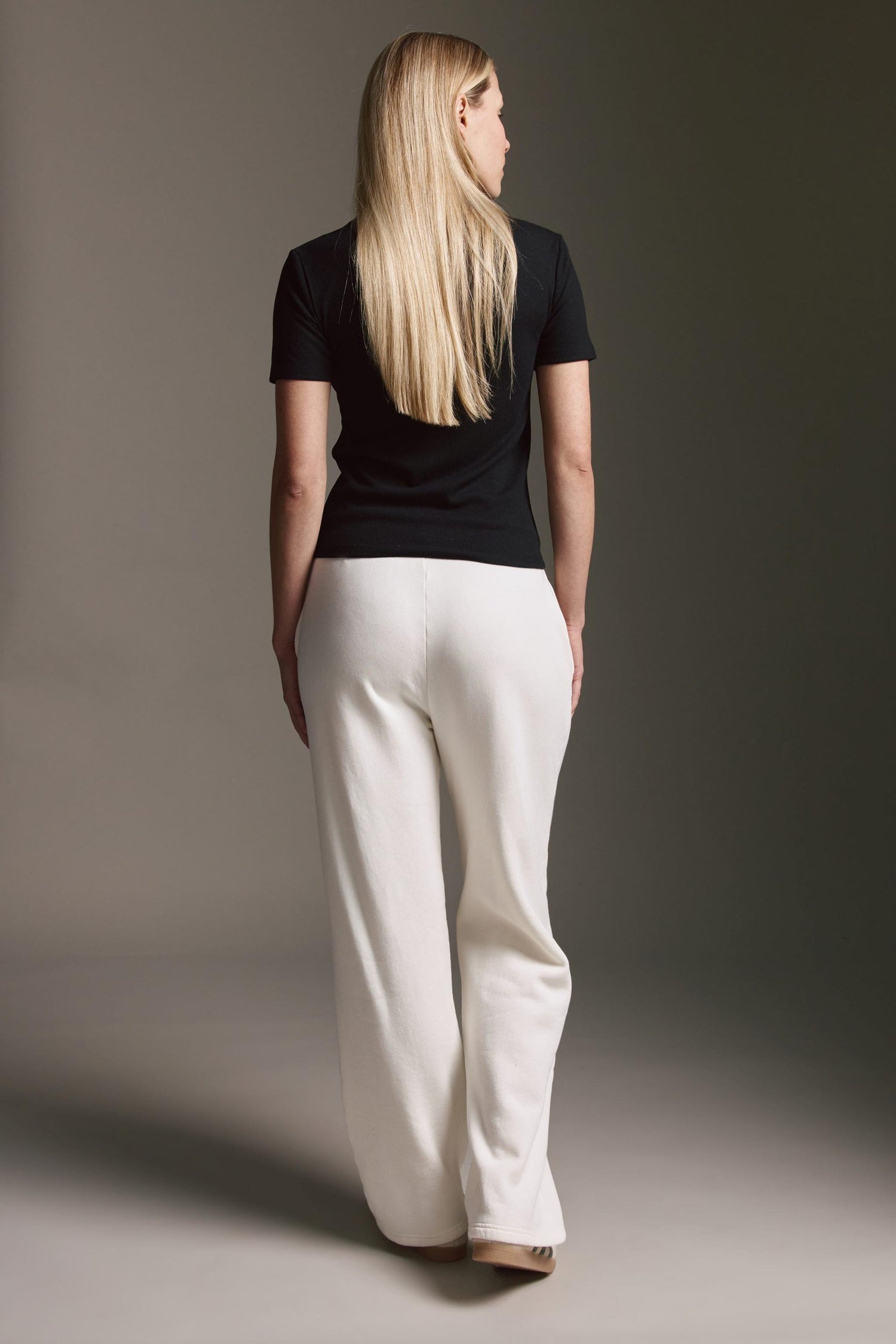 Geripptes Basic T-Shirt Mit Rundhals Und Logostick