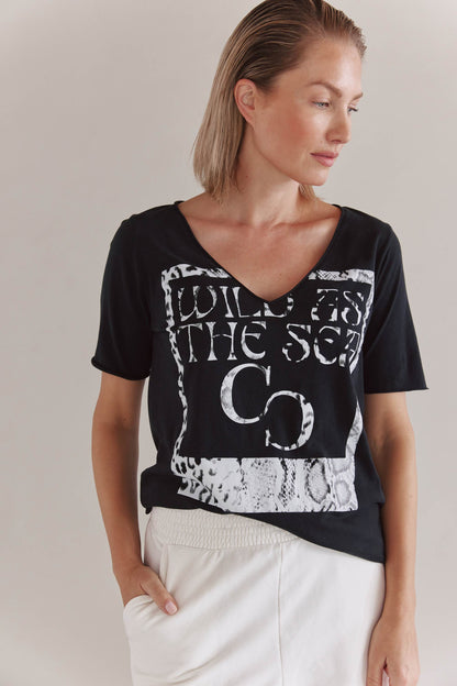 Softes T-Shirt Mit V-Hals Und Wild As The Sea Druck