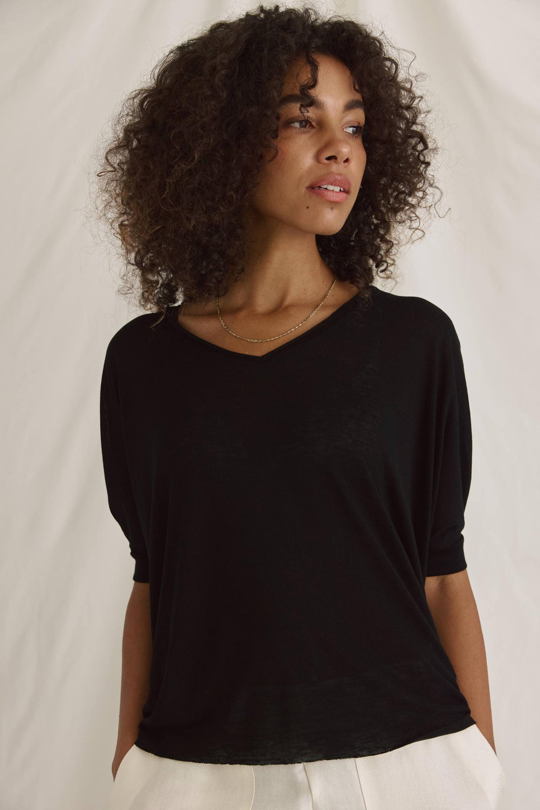 Loosefit T-Shirt Mit V Hals Und Saumversatz