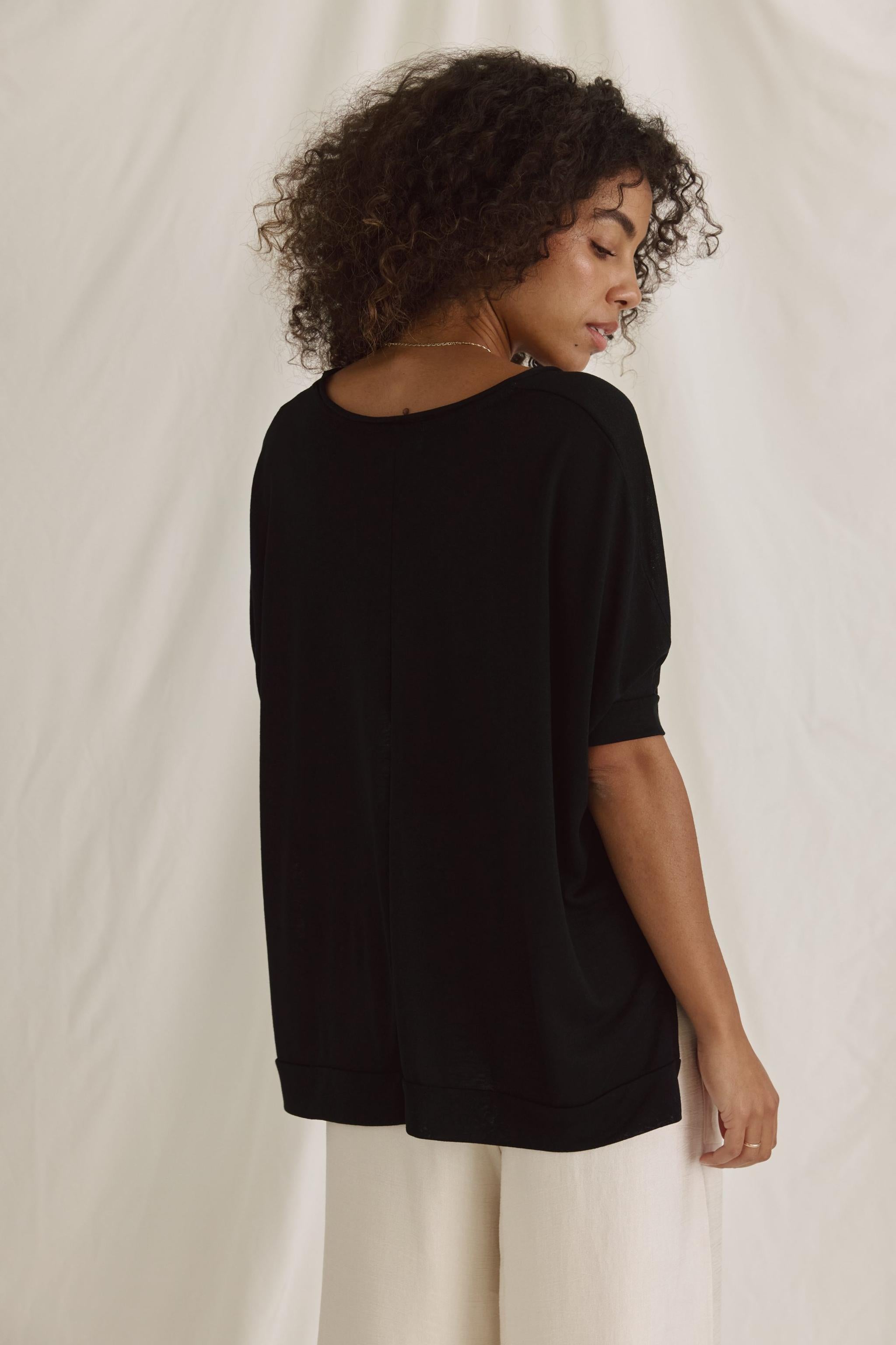 Loosefit T-Shirt Mit V Hals Und Saumversatz