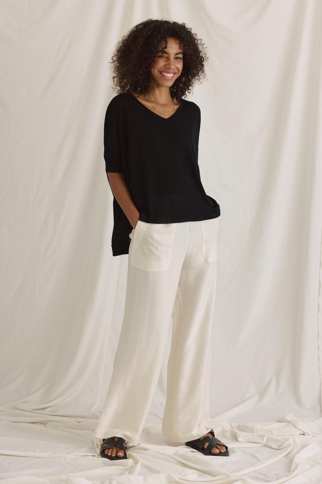 Loosefit T-shirt with V neck and hem offset