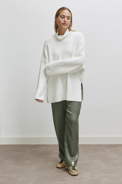 Oversized Strickpullover Mit Rollkragen Und Seitenschlitzen