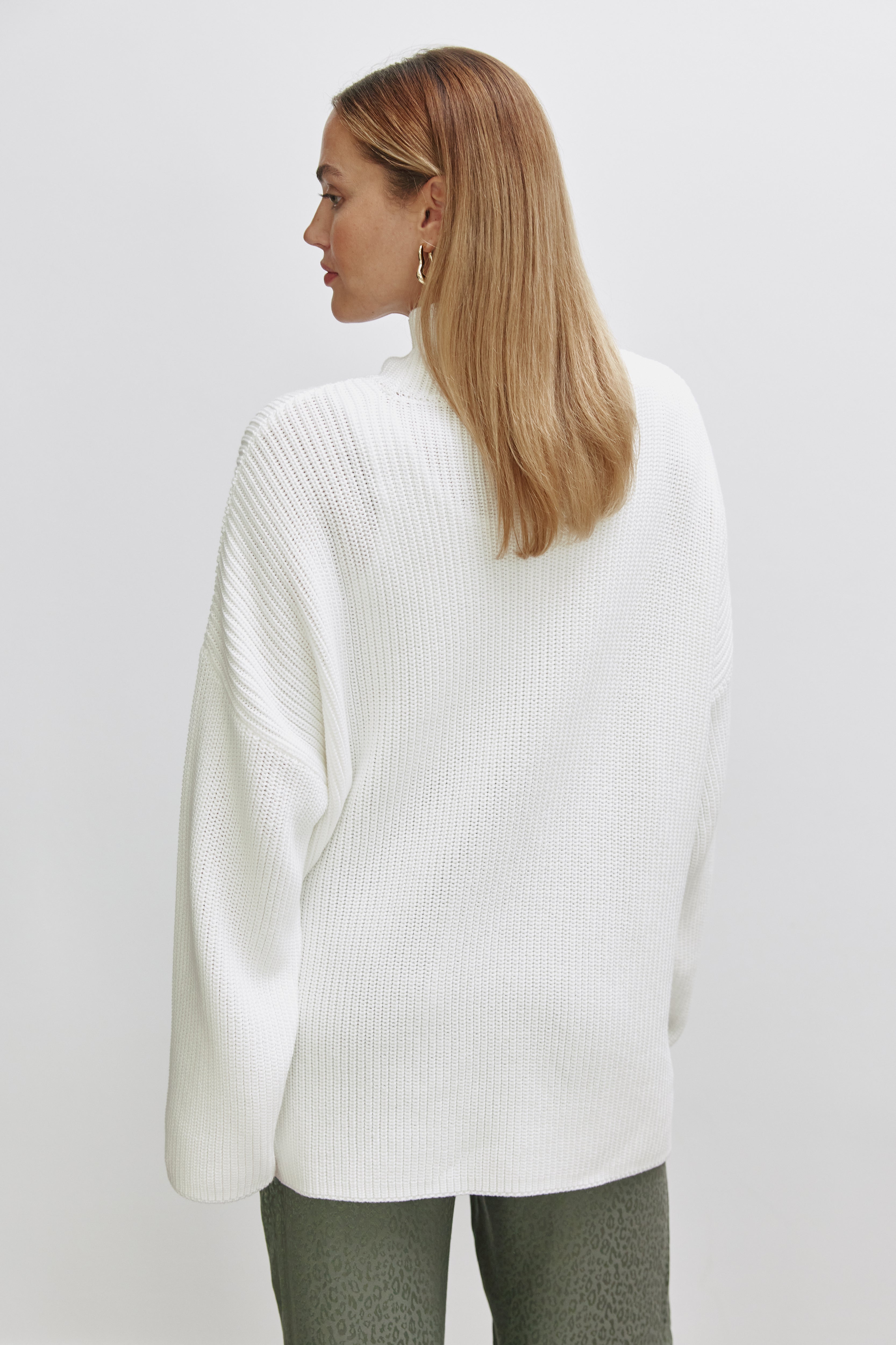 Oversized Strickpullover Mit Rollkragen Und Seitenschlitzen