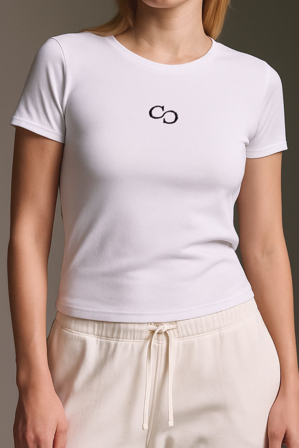 Geripptes Basic T-Shirt Mit Rundhals Und Logostick